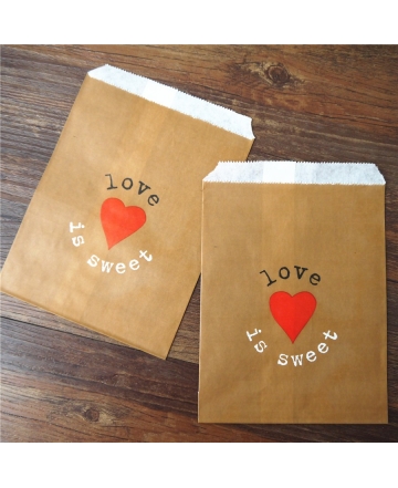 Un sachet kraft coeur rouge