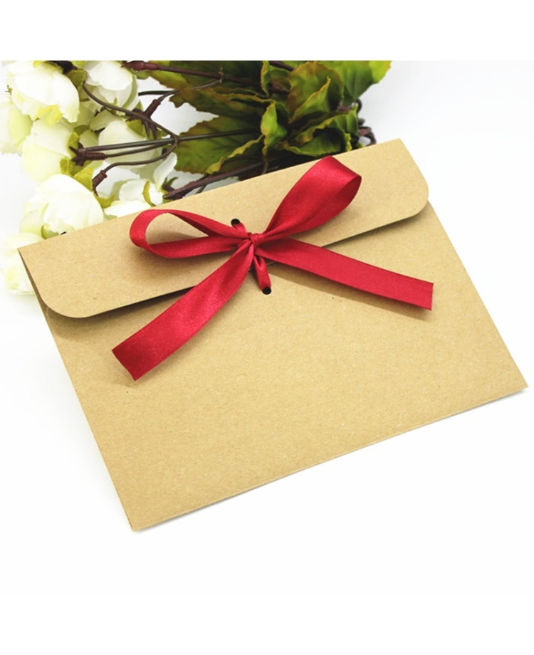 Enveloppe kraft avec ruban rouge