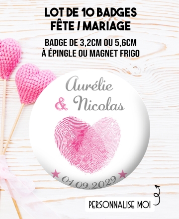 Badges personnalisés mariage empreinte coeur rose et gris. badges mariés