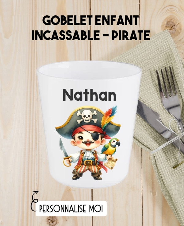 Gobelet enfant personnalisé en plastique pirate. verre plastique prénom. verre enfant pirate personnalisé. gobelet plastique.