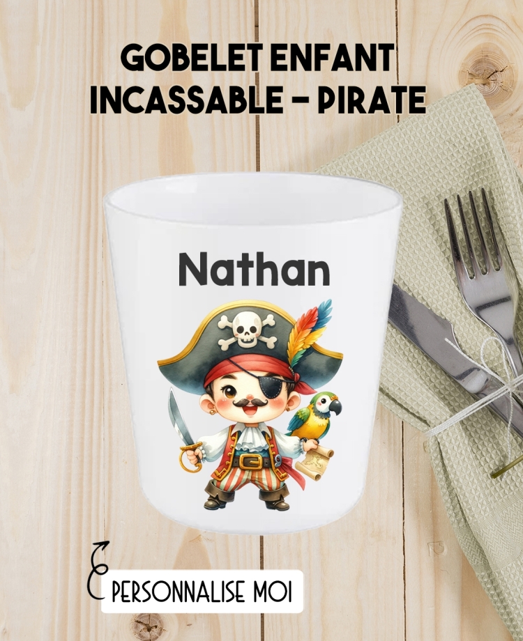 Gobelet enfant personnalisé en plastique pirate. verre plastique prénom. verre enfant pirate personnalisé. gobelet plastique.